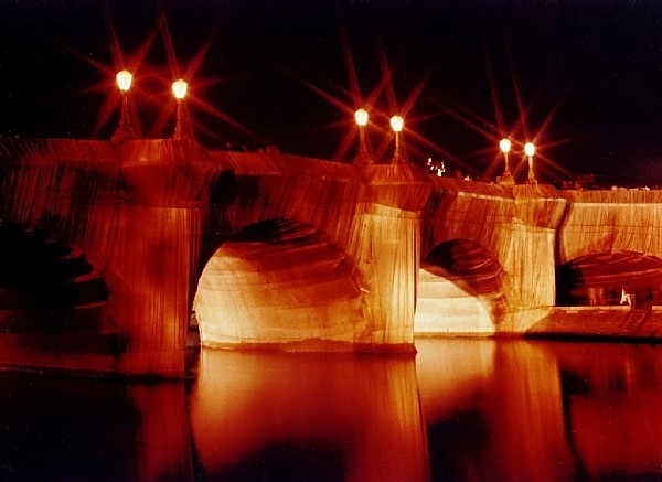 Pont_Neuf_emballé_par_Christo_(1985)